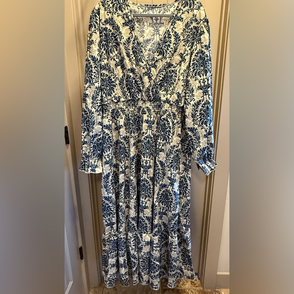 Beautiful dress. Doesn’t wrinkle. Balloon sleves. Brand new. Size 3X.